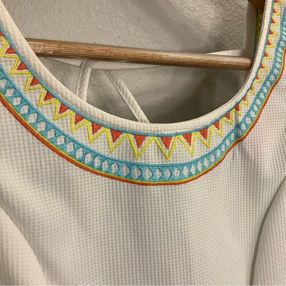 Lulumari Embroidered Open Back Top - Picture 3 of 6